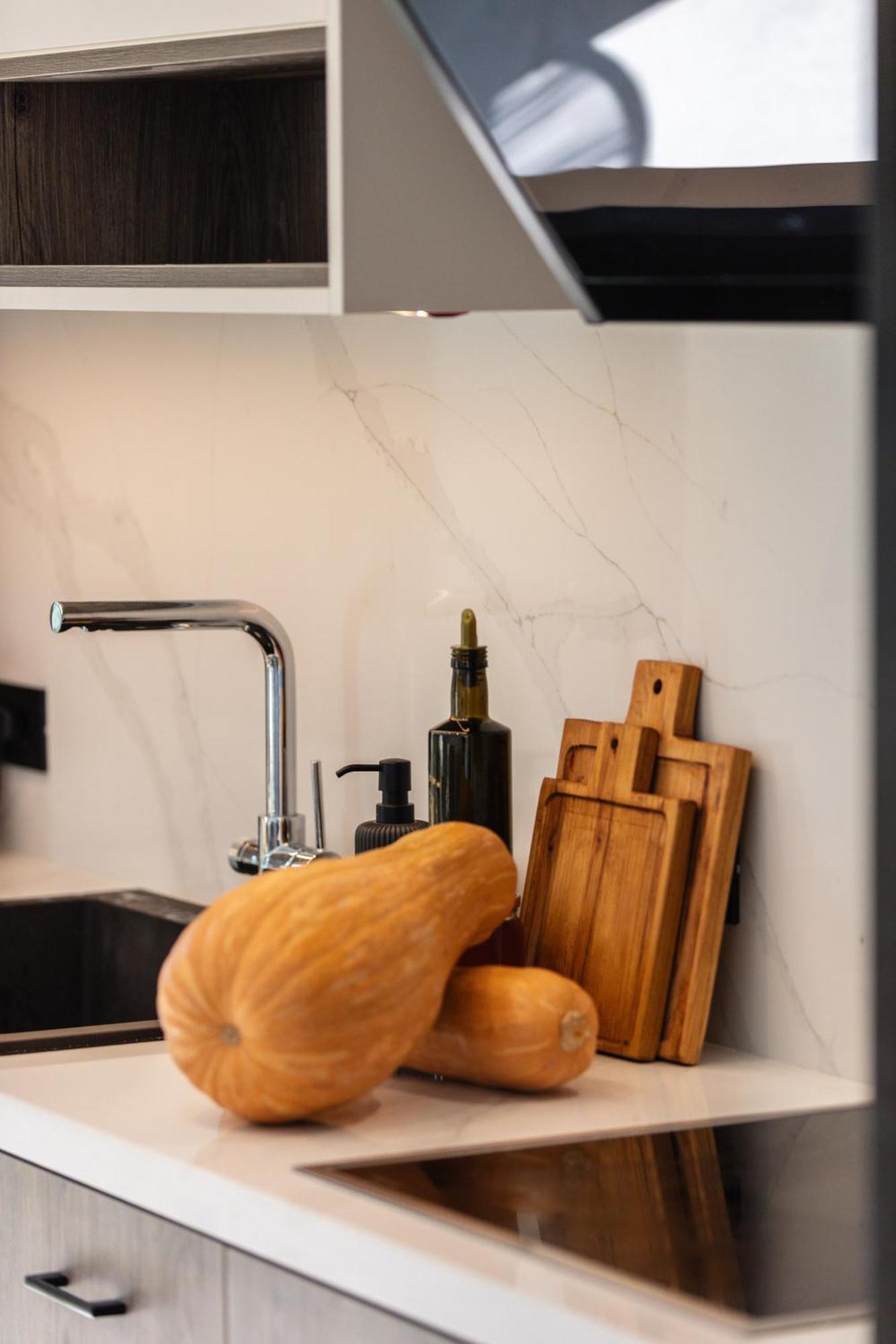 Ririka Beach Living, New Feel-At-Home Luxury Suites Плакиас Екстериор снимка